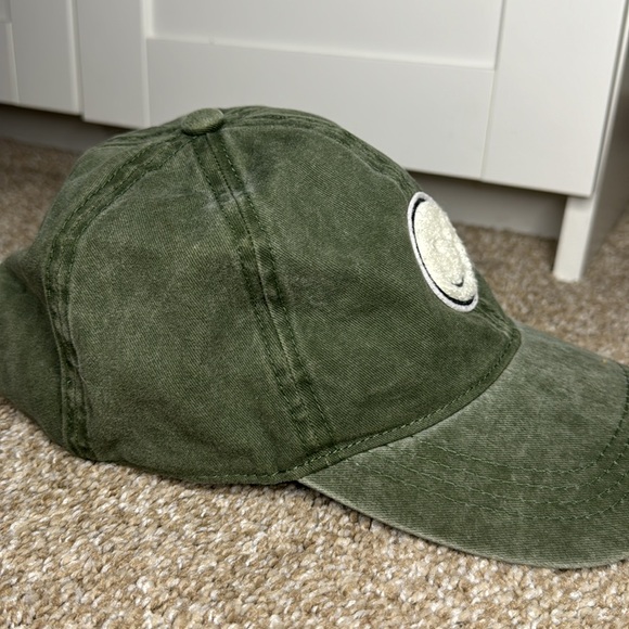 David and Young fuzzy smiley hat - Picture 3 of 5